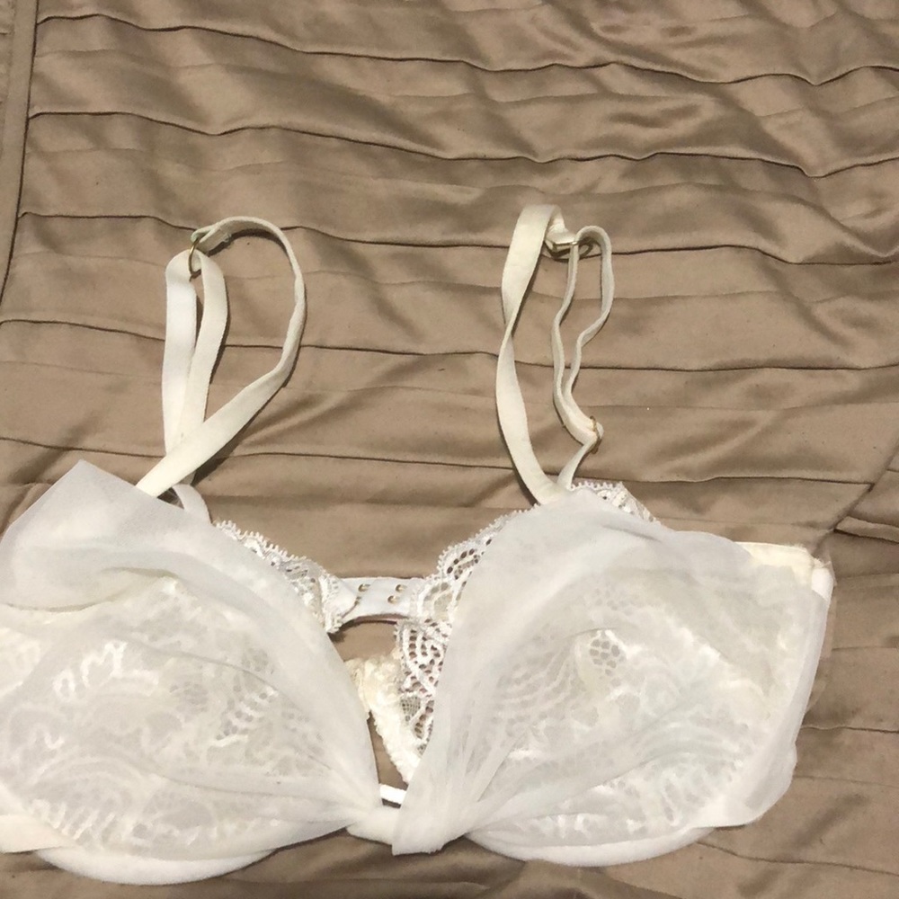 Victoria’s Secret off- white lace/sheer bra 34d